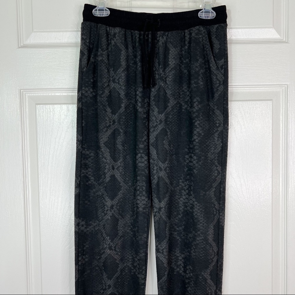 Red Haute Revolve Loungewear Cashmere Snake Print Drawstring Jogger Sweatpants S - Picture 3 of 9